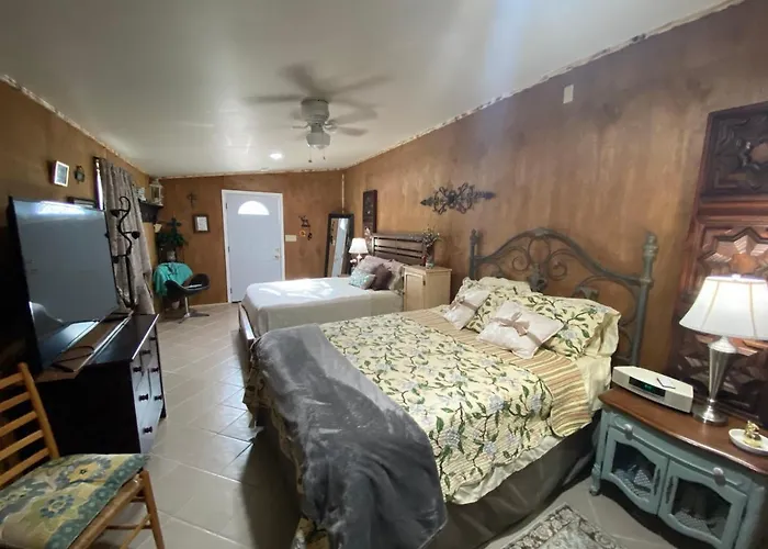 Hilda\'S Garage~Bandera, Tx.