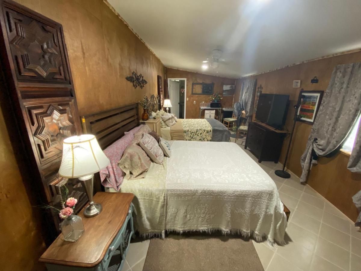 Hilda's Garage~bandera, Tx. Homestay