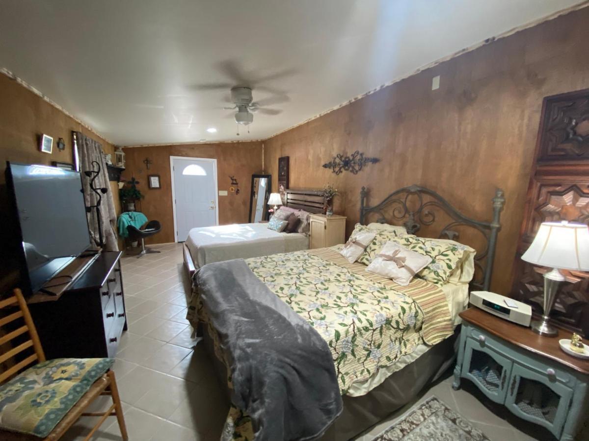 Hilda's Garage~bandera, Tx.